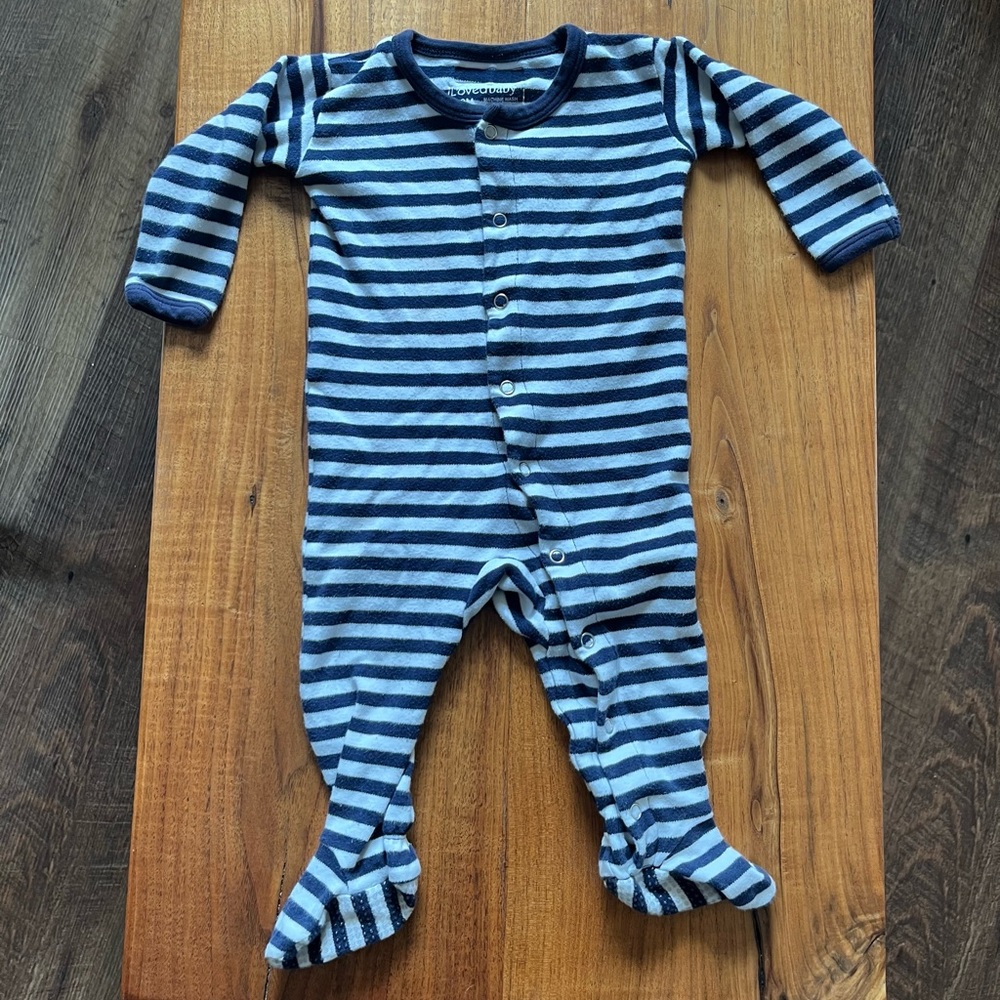 L’ovedbaby footed onesie, 6-9 months